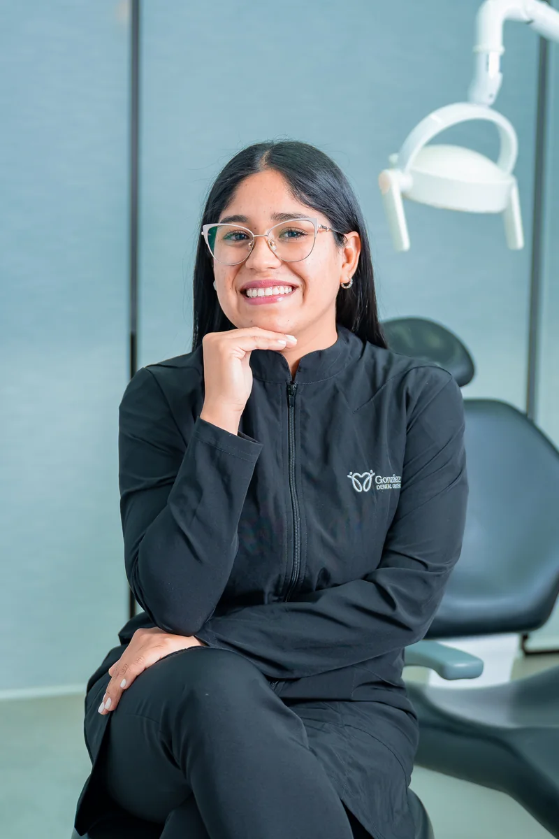 Profesional de González Dental Center en el consultorio