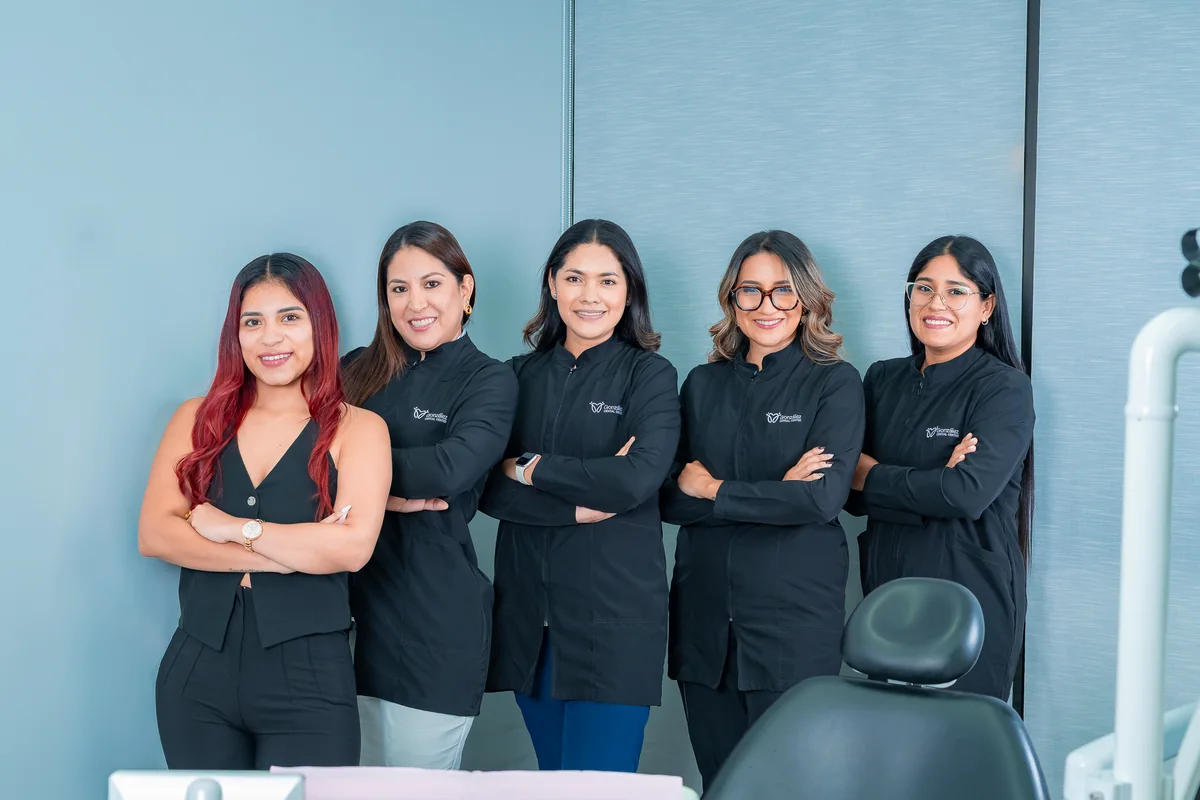 Equipo de profesionales de González Dental Center en el consultorio