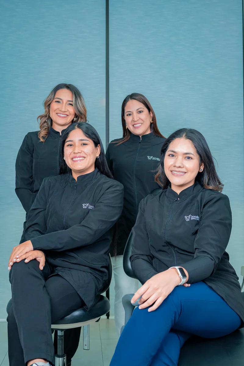 Profesionales de González Dental Center reunidas en el consultorio